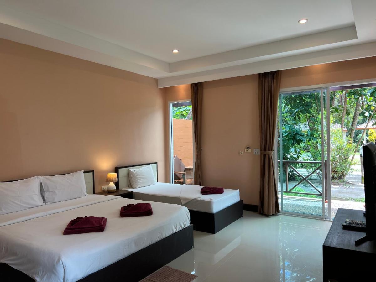 Ao Thong Beach Resort Bang Sak Exterior photo